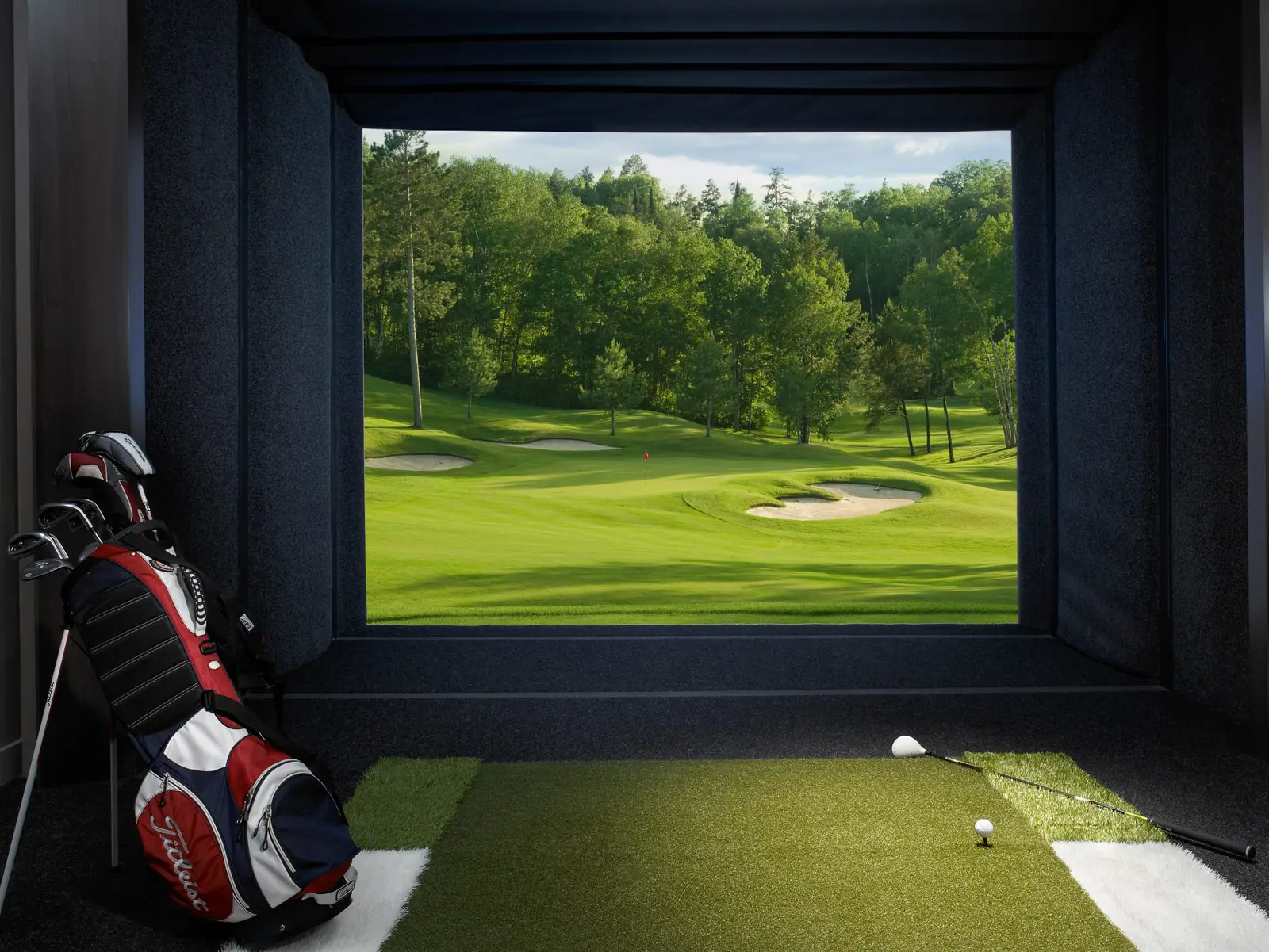 Golf simulator room (same image on the official Mansions site)